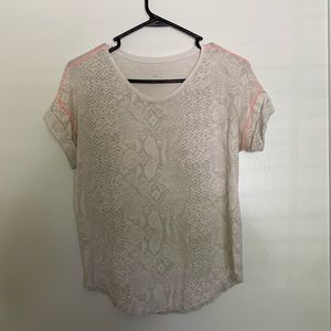 White snakeskin lululemon workout tee
